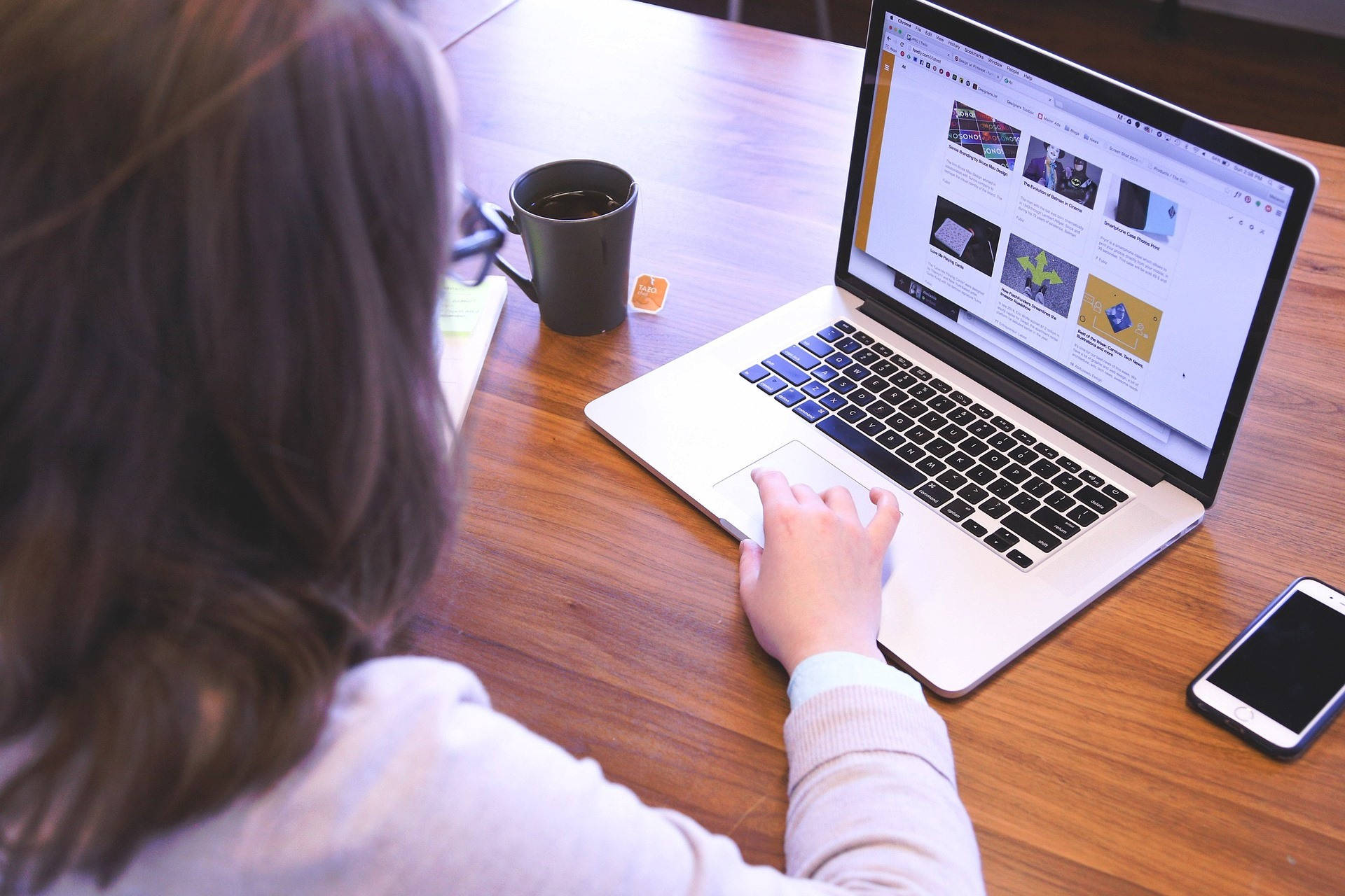 Praca na laptopie w biurze, strona internetowa